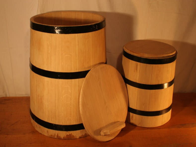 Деревянный гнет. Кадка деревянная. Конусные бочки. Изделия цилиндрической формы из дерева. Цилиндрическая бочка.